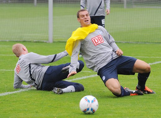Lasogga bekam gleich zwei mal auf die Socken: Erst von Burchert ...