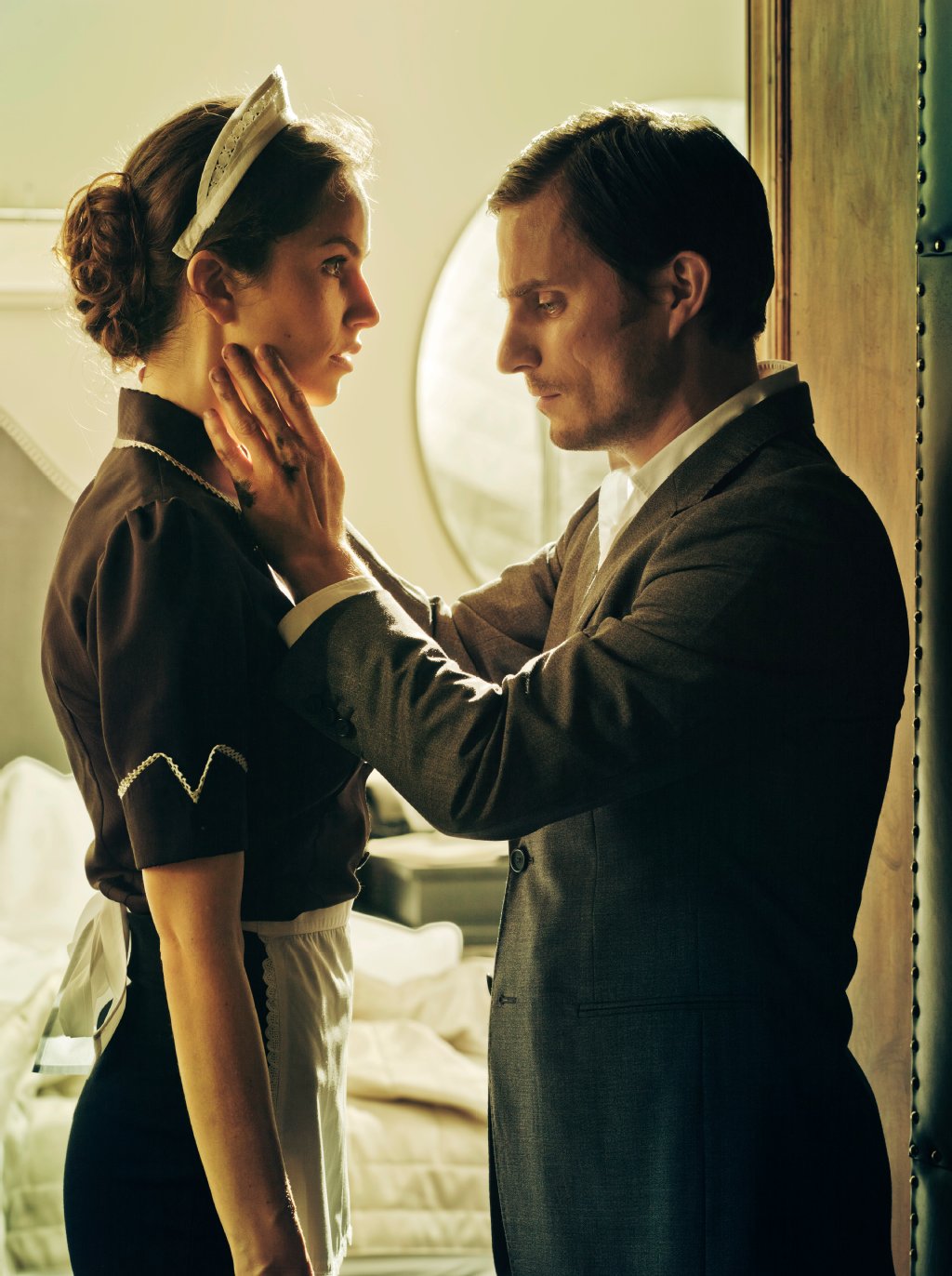 Saralisa Volm und Clemens Schick in „Hotel Desire“.