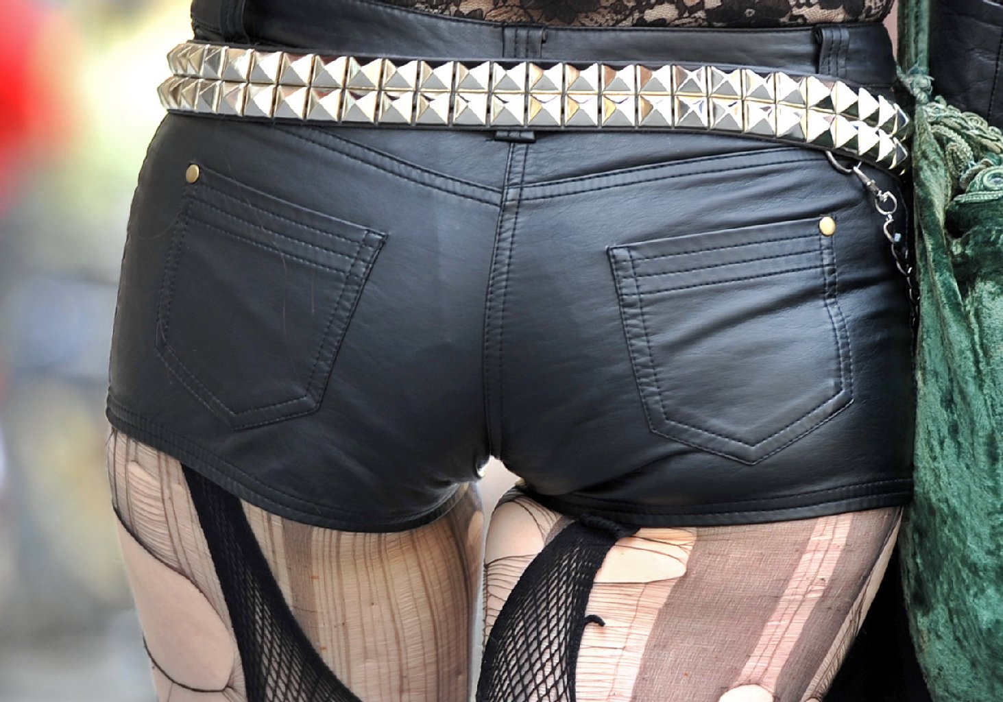 Eine Wave-Gotik Besucherin läuft durch die Leipziger Innenstadt. Jedes Jahr zu Pfingsten erobern schwarzgekleidete Menschen Leipzigs Straßen.