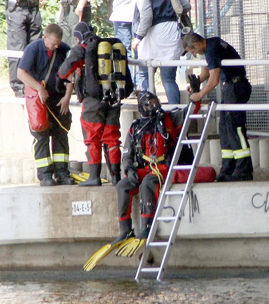 Tauchereinsatz an der Treskowbrücke: Am Montag half die Feuerwehr der Polizei bei der Suche nach dem Kopf des Toten.