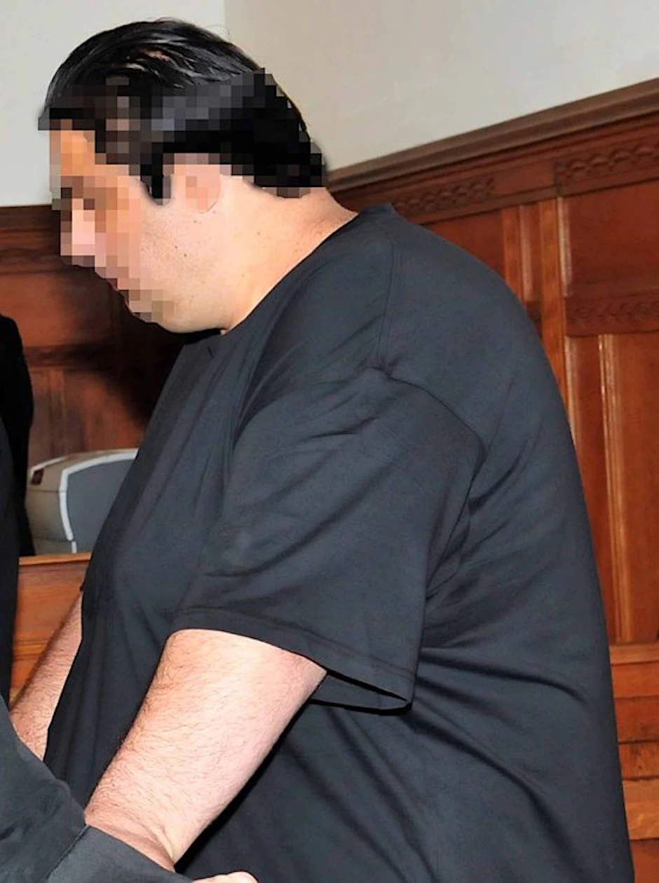 Dean A. (31) schnaufend auf der Anklagebank im Gericht. Sein Komplize ist bereits verurteilt.