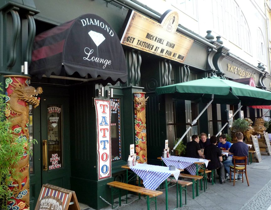 Das „White Trash“-Club-Restaurant mit Tattoo-Studio. Tattoo-Künstler Raoul Schmidhuber arbeitete hier.