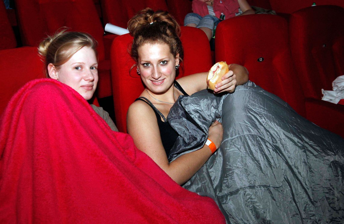 Jetzt ’ne Schrippe! Cynthia und Josephine gönnen sich nach einer durchwachten Nacht ein Frühstück.