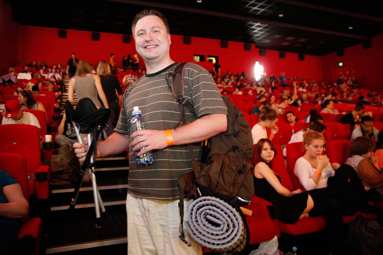 Harry-Fan John aus Friedrichshain kommt mit Iso-Matte, Rucksack und Wasser ins Kino. Fast wie beim Zelten!