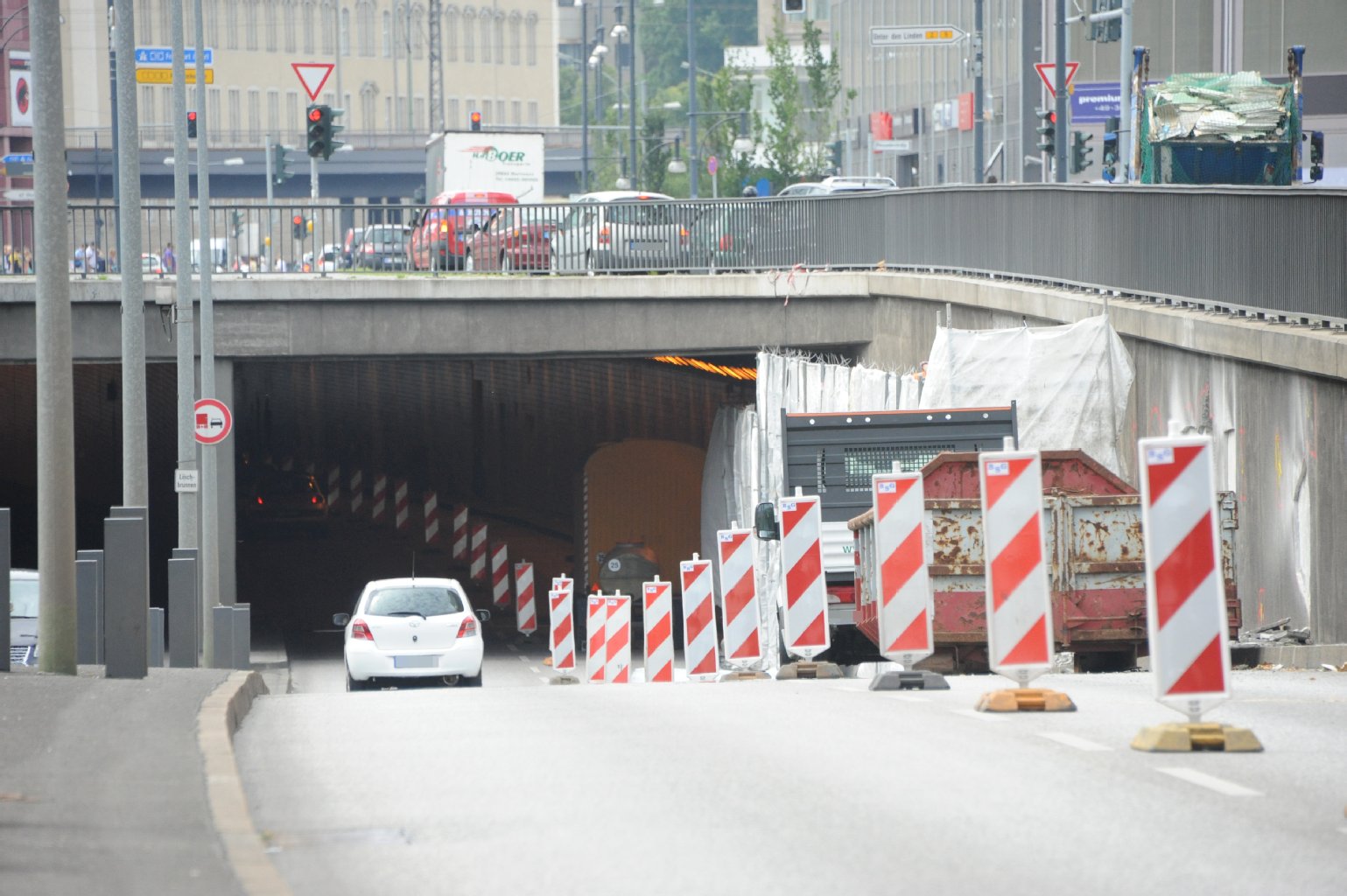 Zurzeit ist westwärts nur eine Spur im Tunnel befahrbar.