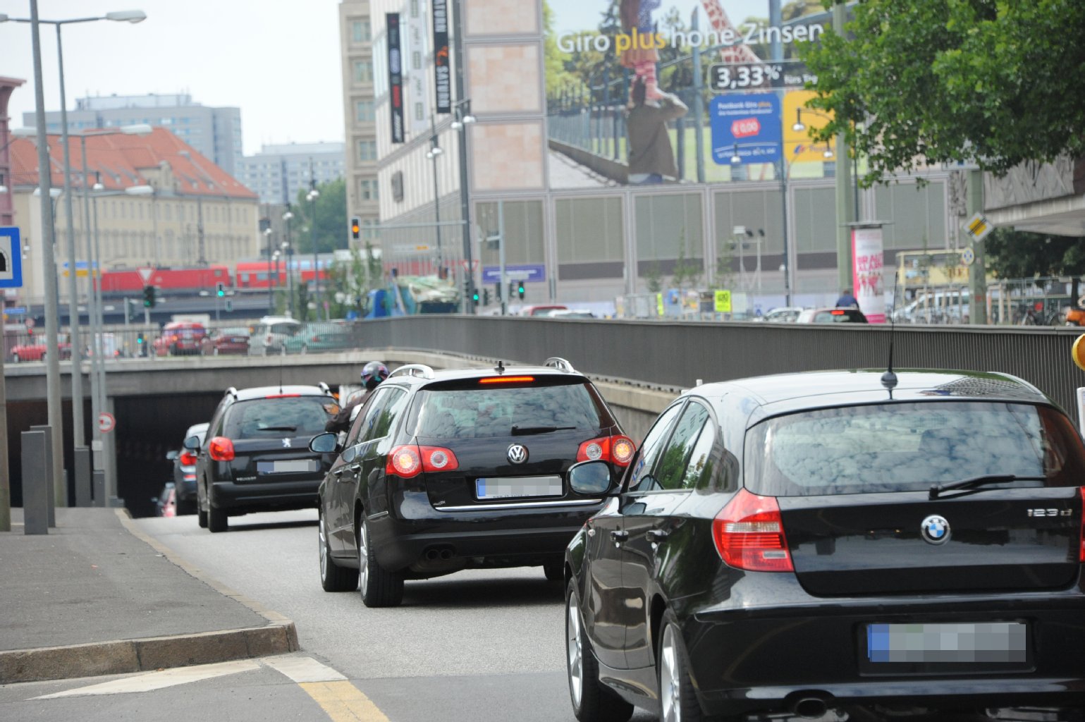 Im Berufsverkehr stauen sich die Autos in Richtung Potsdamer Platz. Ende Juli wird dann eine Spur in Richtung Ostteil gesperrt.