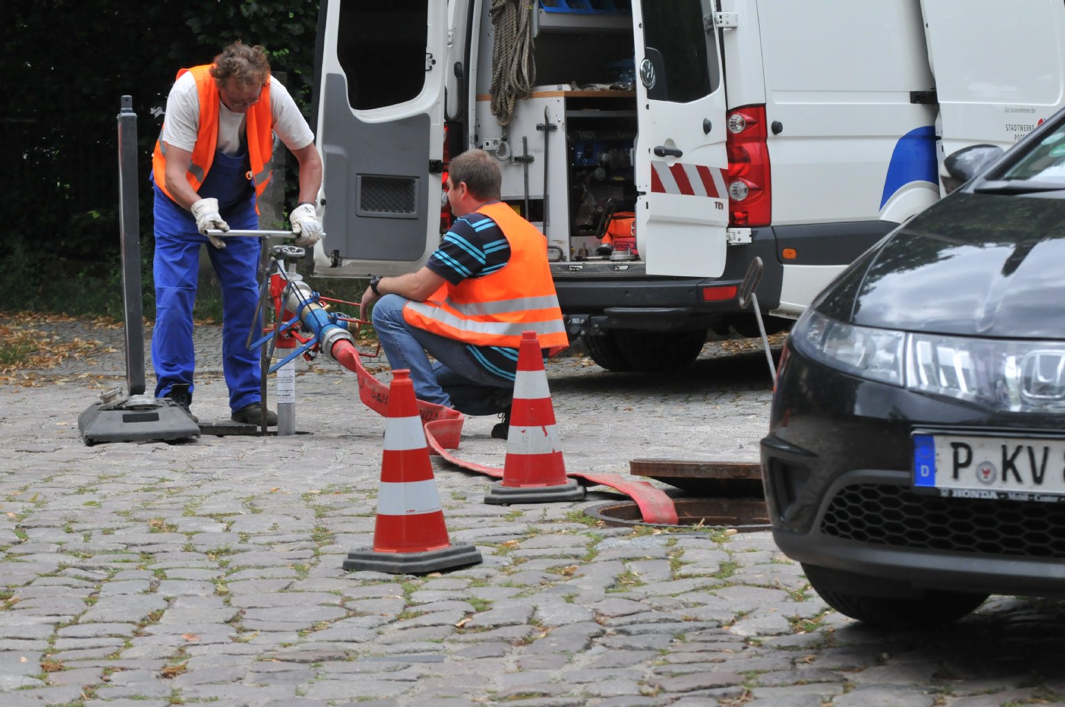 Mitarbeiter der Stadt spülen die Rohre, leiten das verkeimte Trinkwasser in die Kanalisation.