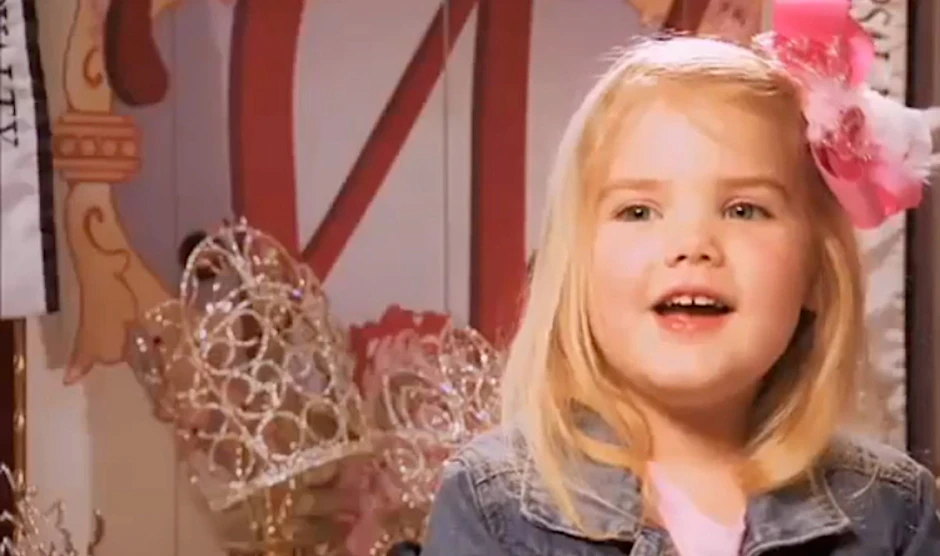 Geschminktes Gesicht wie eine Porzellanpuppe: Eden Wood ist erst 6, tritt aber auf wie ein Superstar.