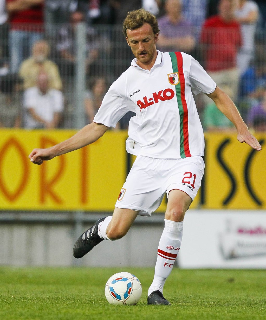Am besten hat es wohl noch Dominic Peitz getroffen. Für mindestens 12 Monate darf er beim FC Augsburg Bundesligaluft schnuppern. Und bislang sieht es so aus, als könnte er wirklichen einen Platz in der Startelf der Fuggerstädter erkämpfen. Zu gönnen wäre es dem 1,96 großen Mittelfeldspieler, der wie kaum ein Zweiter für ehrliche Arbeit bei den Eisernen gestanden hatte.