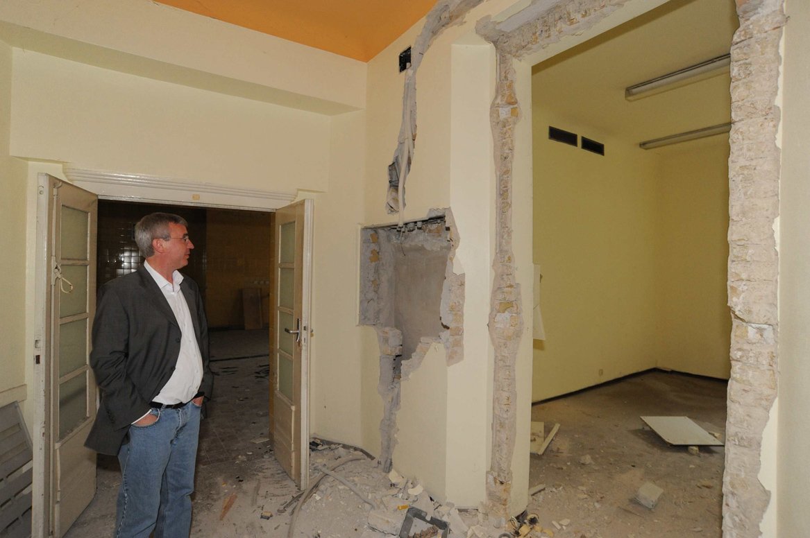 KURIER-Reporter Holger Schacht in einem ehemaligen Krankenzimmer