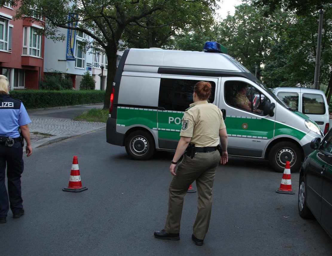 Beamte der Berliner Polizei sperren die Schulzestraße rund um den Tatort weiträumig ab.