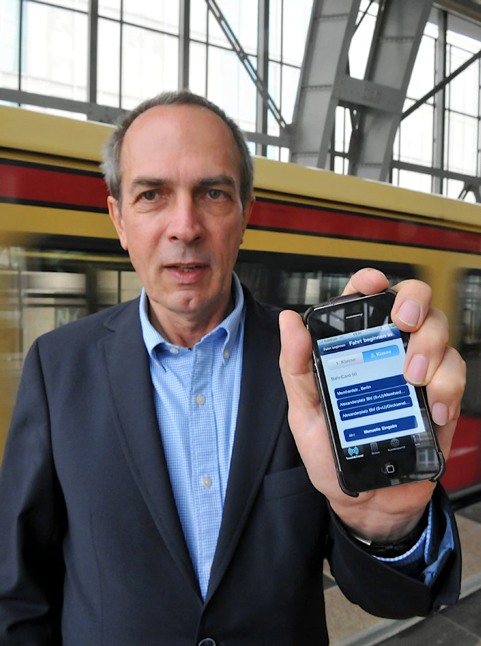 KURIER-Redakteur Hans-Peter Buschheuer loggt sich am S-Bahnhof Alexanderplatz mit seinem iPhone ins elektronische Ticket ein.