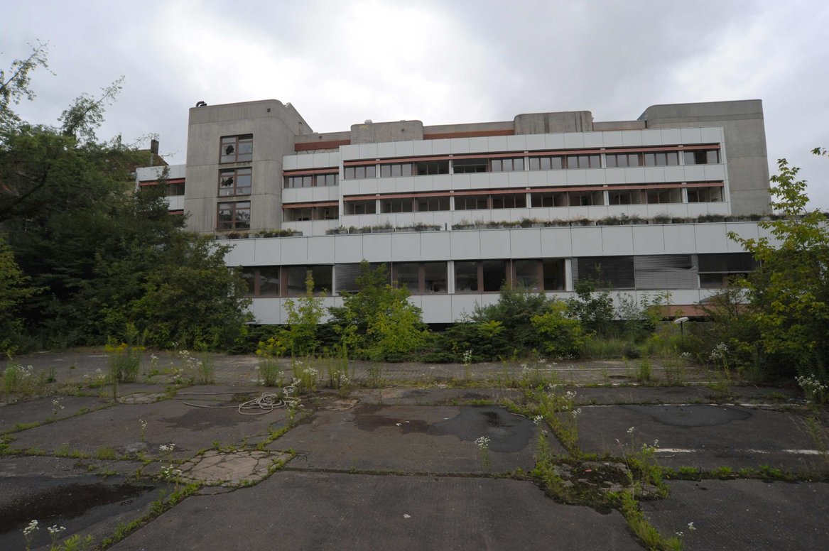 Vorm Krankenhaus wuchert das Unkraut.
