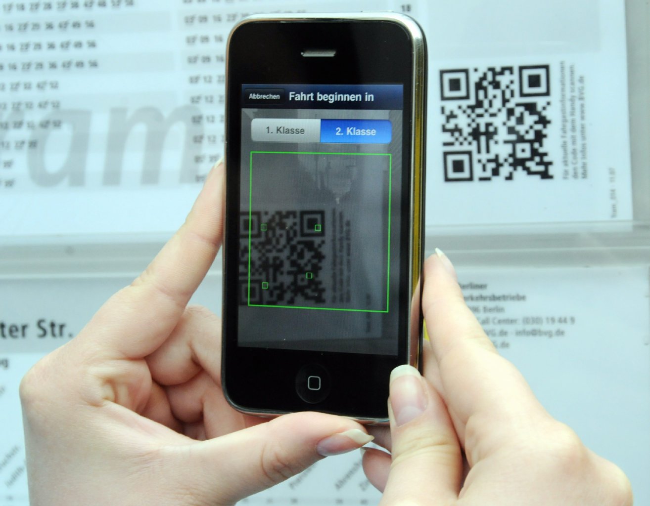 Das Einloggen funktioniert auch über die Barcodes, die an jeder Haltestelle angebracht sind.