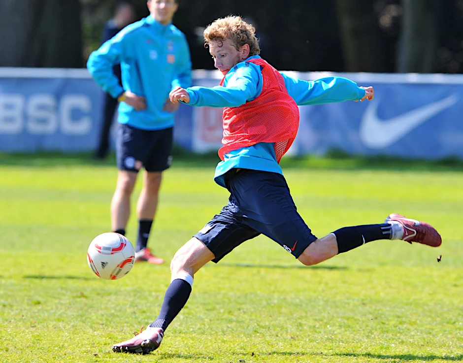 Fabian Lustenberger greift wieder voll im Hertha-Training an.