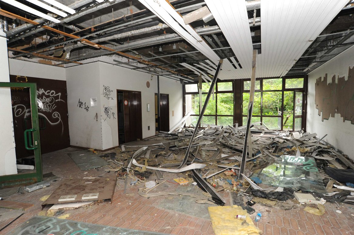 Verwüstetes Foyer: Deckenverkleidungen rausgerissen, Kabel geklaut.