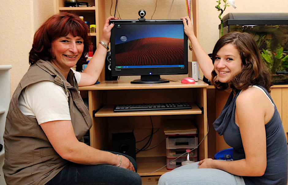 Internet geht wieder! Anke Rau und Tochter Lisa (15) sind mächtig froh.