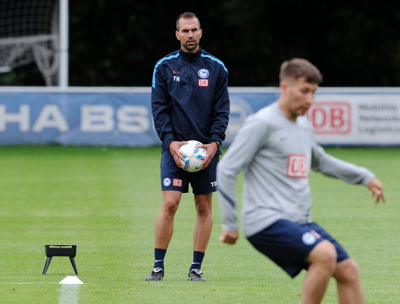 Trainer Markus Babbel beäugt das Training gespannt.