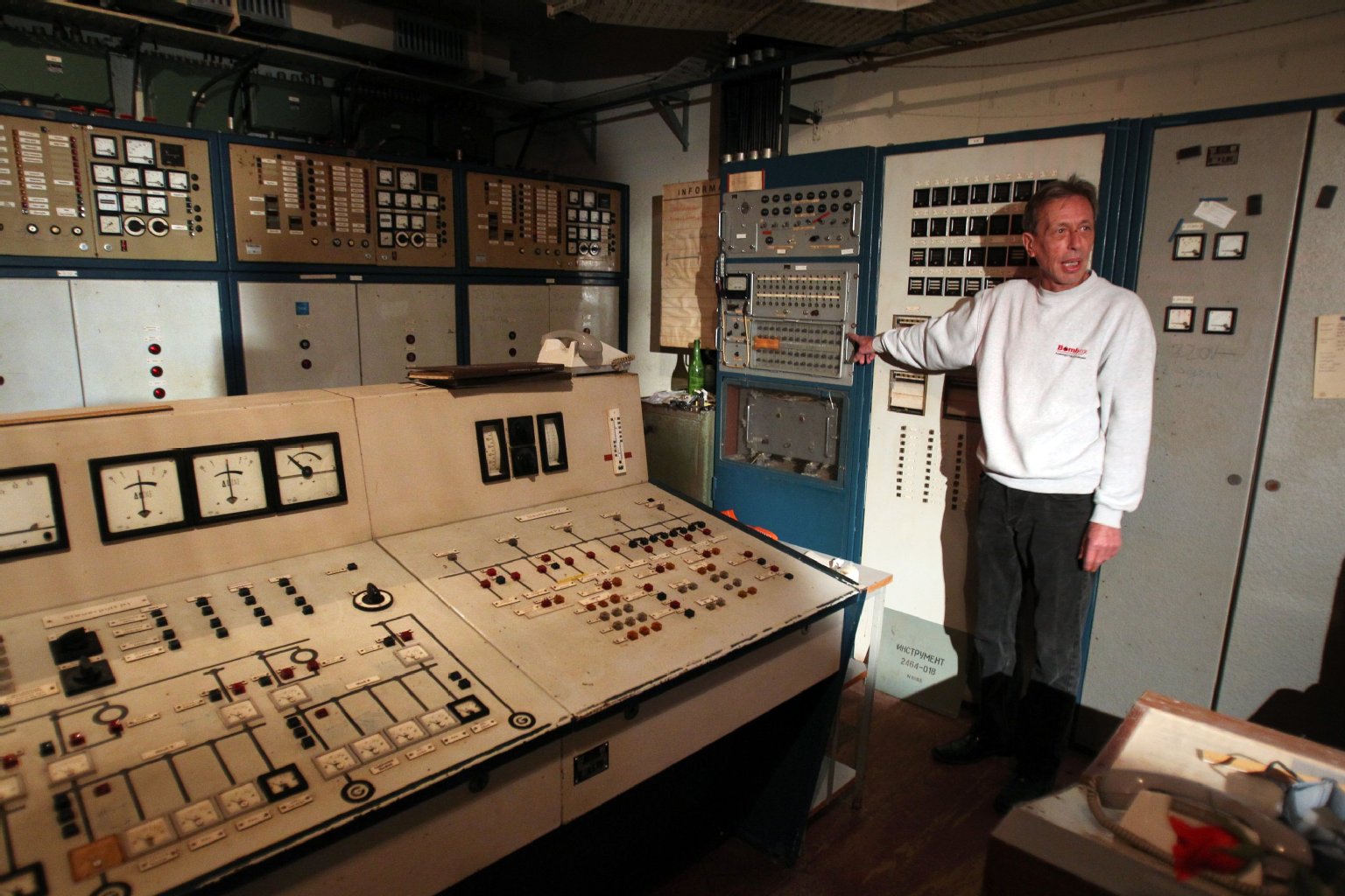 Claus Funke in der Dispatcherzentrale. Hier musste der Dispatcher den Überblick behalten: Gibt es Störungen? Und wie ist eigentlich die Luft da oben?