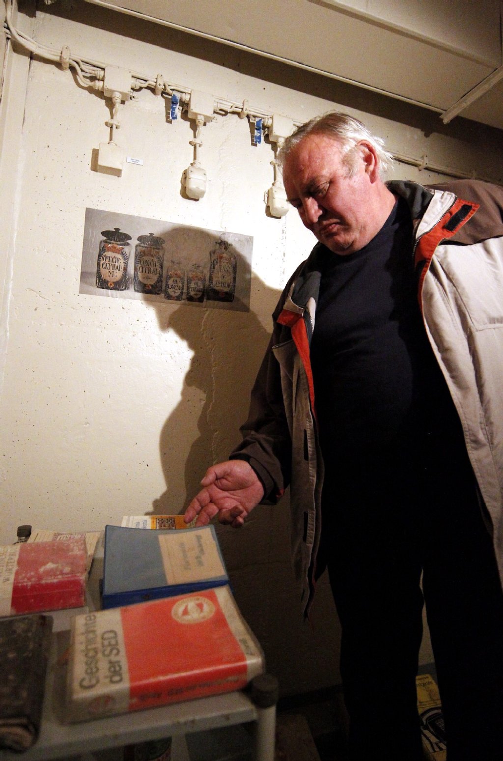 Erich Vierow blättert in der der Krankenstation des Bunkers in gefundenen Büchern.