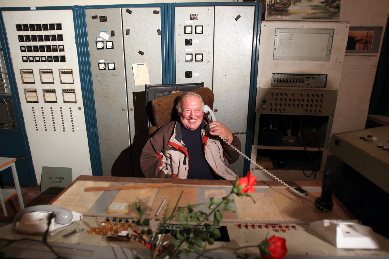 Erich Vierow sitzt an seinem ehemaligen Arbeitsplatz in der Dispatcherzentrale des ehemaligen Hauptgefechtsstandes.