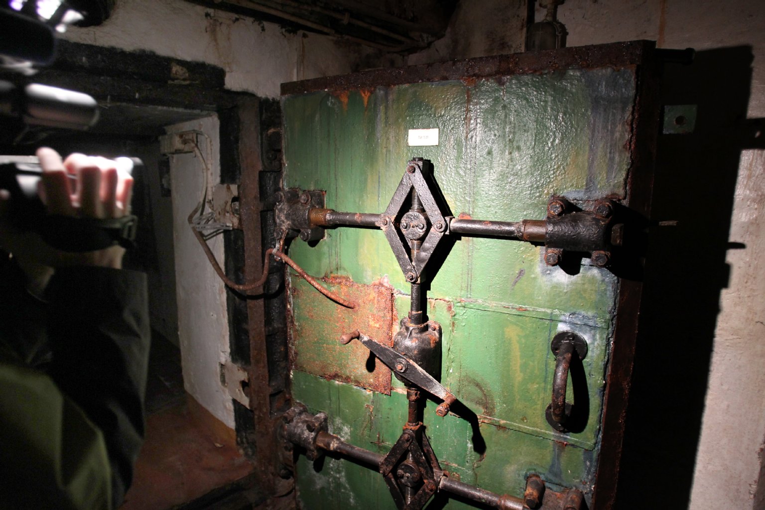 Der 1969 bis 1974 erbaute Bunker wurde nach der Wende mit Beton versiegelt.