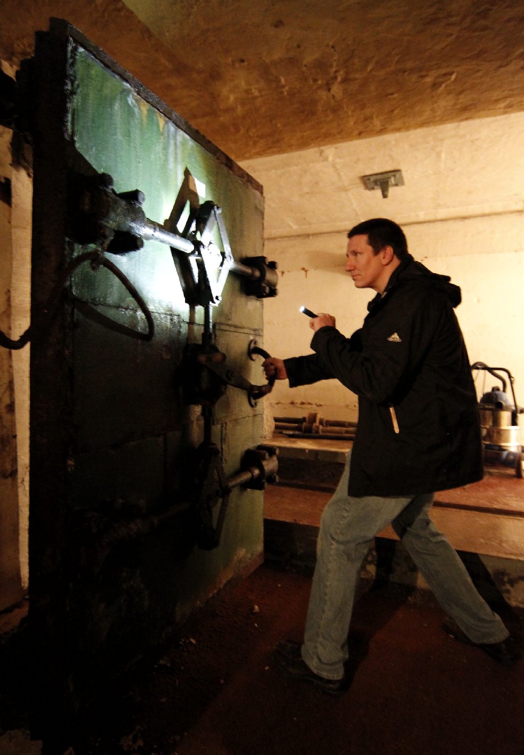 Bunkerforscher Hannes Hensel öffnet die gasdichte Drucktür eines alten Führungsbunkers der DDR-Volksmarine.