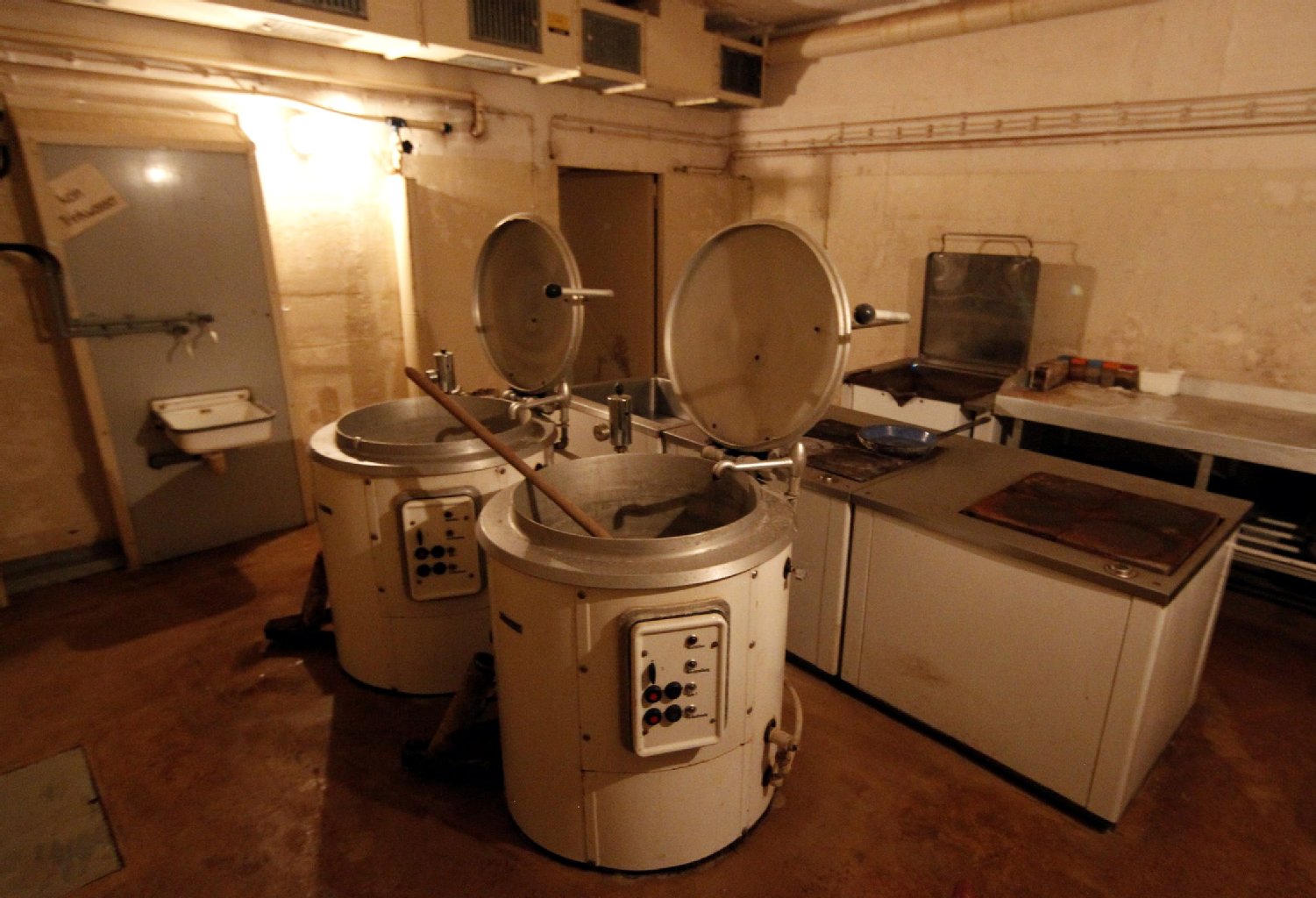 Ein Blick in die Küche des 61-Millionen-DDR-Mark-teuren Bunkers: Zwei Speisekochkessel, eine Kippbratpfanne und zwei Anbaublockherde stehen in der Großküche des alten Führungsbunkers.