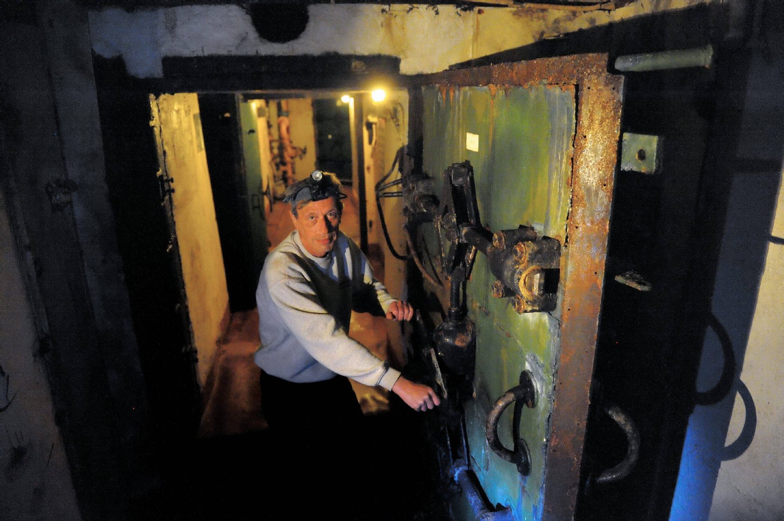 Claus Funke, Pächter des Bunkers, öffnet die 3,5 Tonnen schwere Eingangstür.