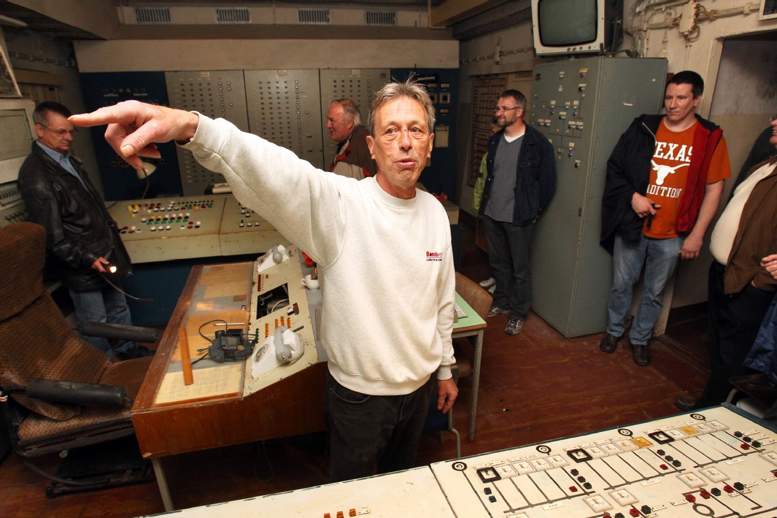 Claus Funke erklärt Besuchern die Dispatcherzentrale des ehemaligen Hauptgefechtsstands (HGS) der DDR-Volksmarine.