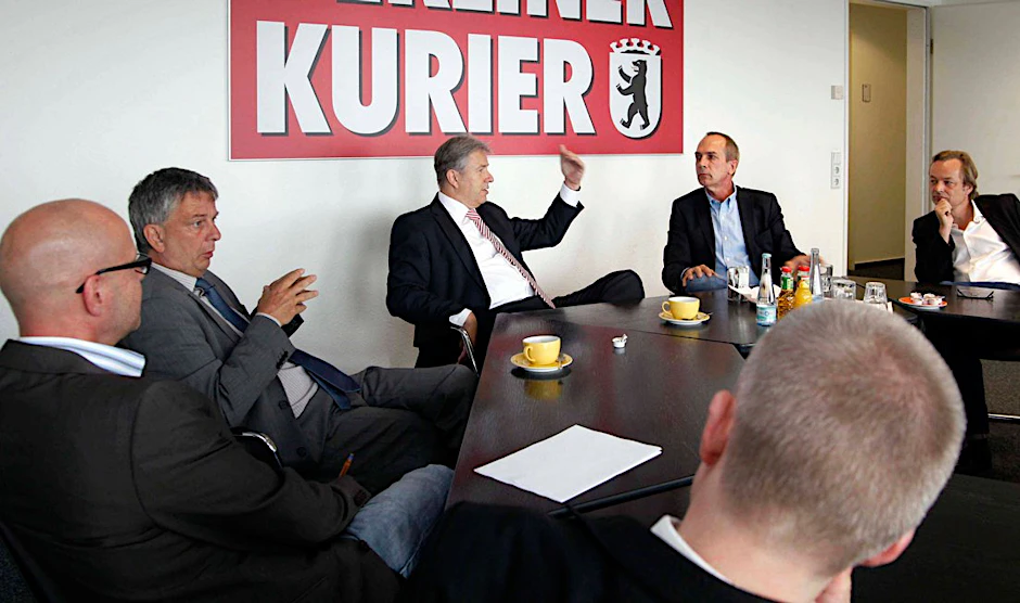 Der Regierende Bürgermeister Klaus Wowereit (SPD) zu Besuch in der KURIER-Redaktion – hier im Gespräch mit KURIER-Chefredakteur Hans-Peter Buschheuer (2.v.r.).