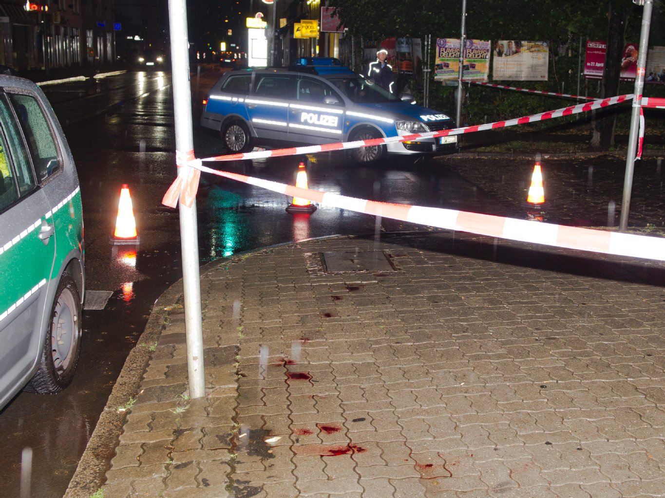 Die Mutter einer Tochter schleppte sich noch bis zur Straßenecke: