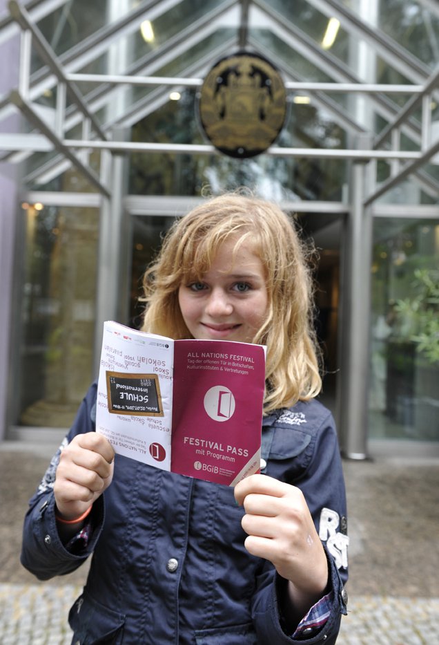 Emily S. zeigt ihren Festival-Pass, der am Eingang gestempelt wurde.