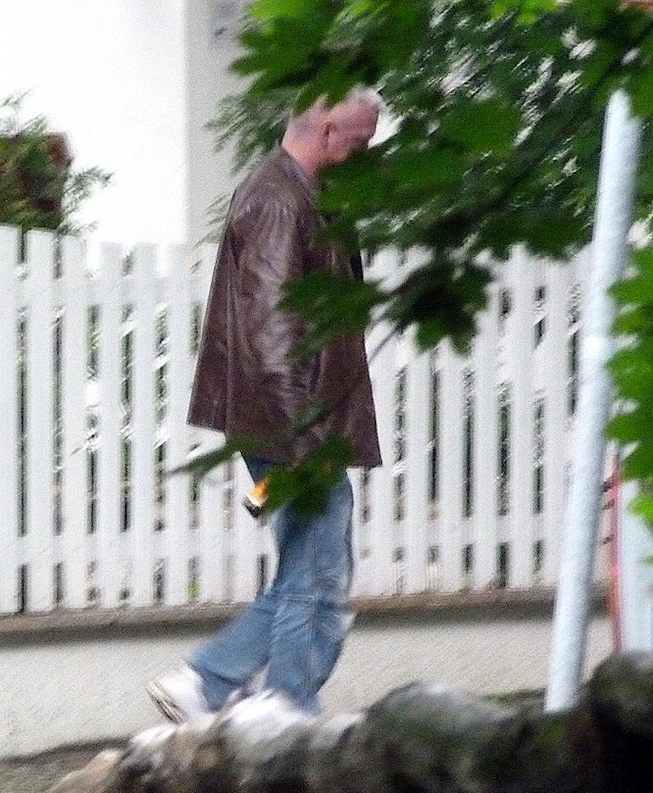 Sein Gang ist schwer. Mit zwei Flaschen schottischen Whiskey der Marke JB macht sich Rocky auf den Weg.
