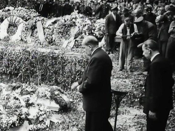 Beisetzung der Opfer auf dem „Friedhof der Sozialisten“ in Friedrichsfelde in Anwesenheit von Bürgermeister Friedrich Ebert. Ein Gedenkstein nennt 30 Namen, ohne das Schiffsunglück zu erwähnen.