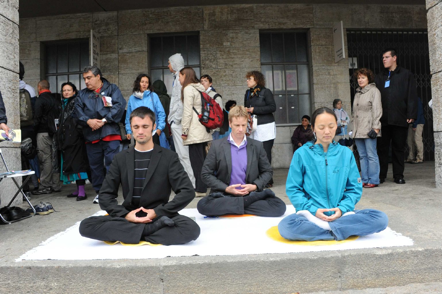 Auch Manager meditieren: Zwei junge Männer machen Yoga in Anzug-Jacke.
