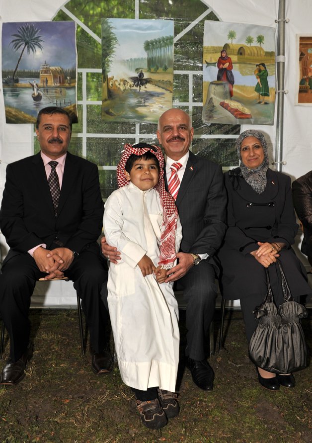 Iraks Botschafter (m.) mit Jassef (6).