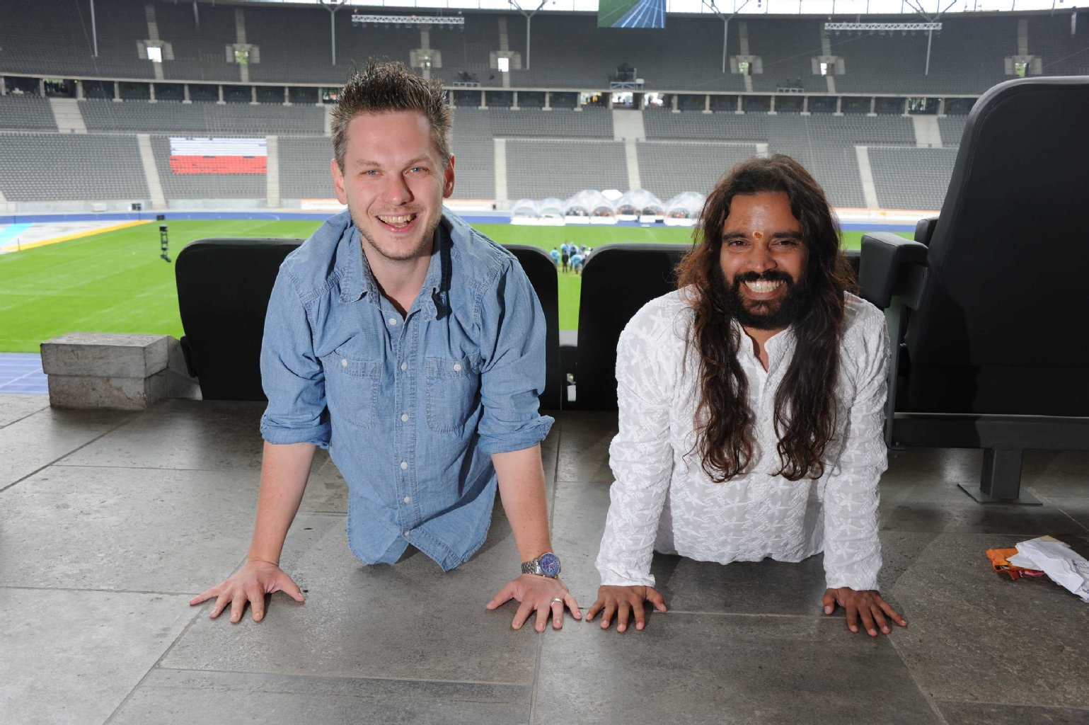 Übungen von Reporter Mike Wilms und Yoga-Lehrer „Kashi“.