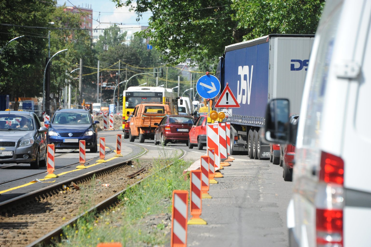 Am Tierpark: Auf der Straße am Tierpark brauchen die Autofahrer viel Geduld. Dort baut die BVG noch bis Anfang August an den Straßenbahn-Gleisen, lässt Busse statt Bahnen fahren.