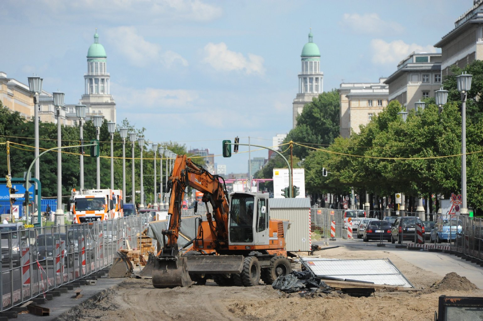Karl-Marx-Allee: Wenn Bagger buddeln, müssen die Autos an den Straßenrand ausweichen. Wie hier auf der Karl-Marx-Allee, wo die BVG die U-Bahn-Decke saniert.