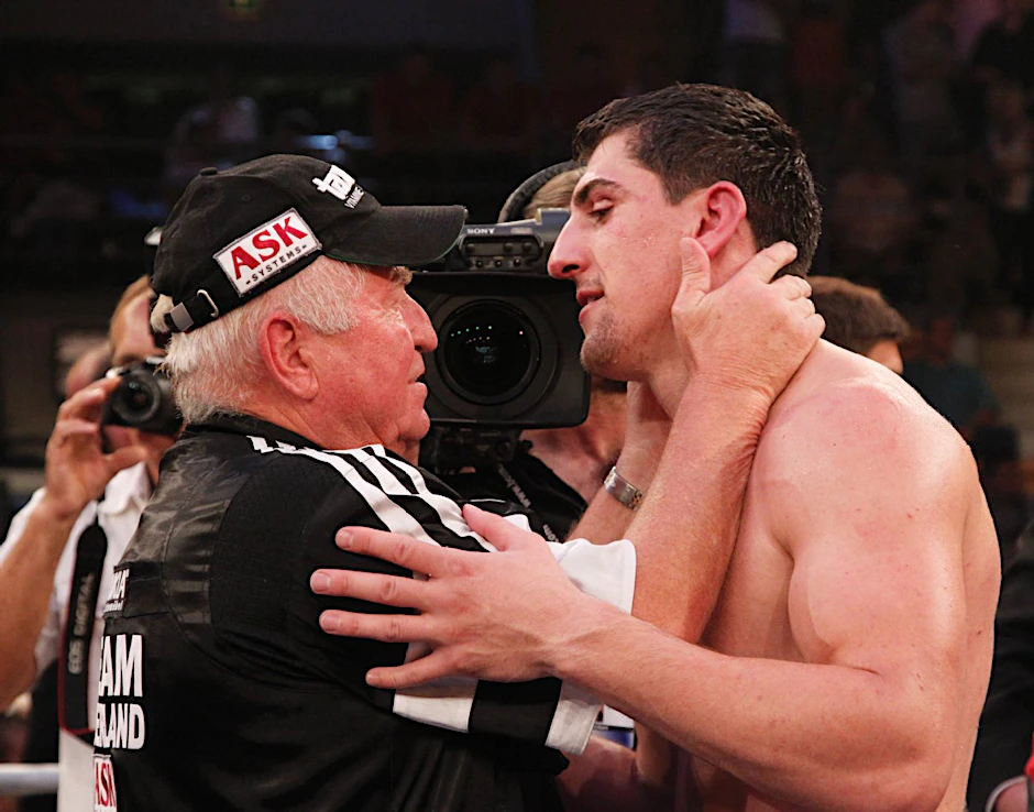 Ulli Wegner nahm seinen Schützling Marco Huck nach dem K.o.-Sieg gegen Hugo Hernan Garay liebevoll in die Arme.