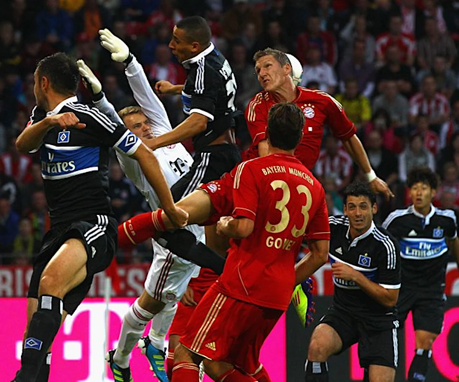 Hier fliegt Manuel Neuer am Ball vorbei. HSV-Stürmer Son lauert im Hintergrund und kann sogar zwei Mal jubeln.
