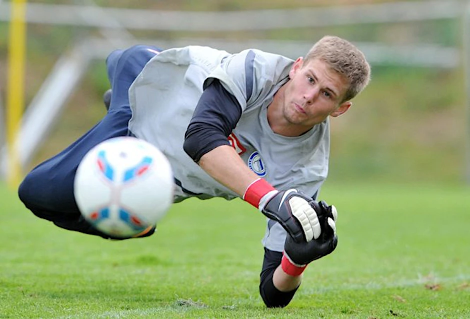 Thomas Kraft hat den Ball genau fixiert, wird gleich zupacken. Heute steht der neue Keeper erstmals als Nummer eins im Test gegen Tel Aviv im Hertha-Tor.