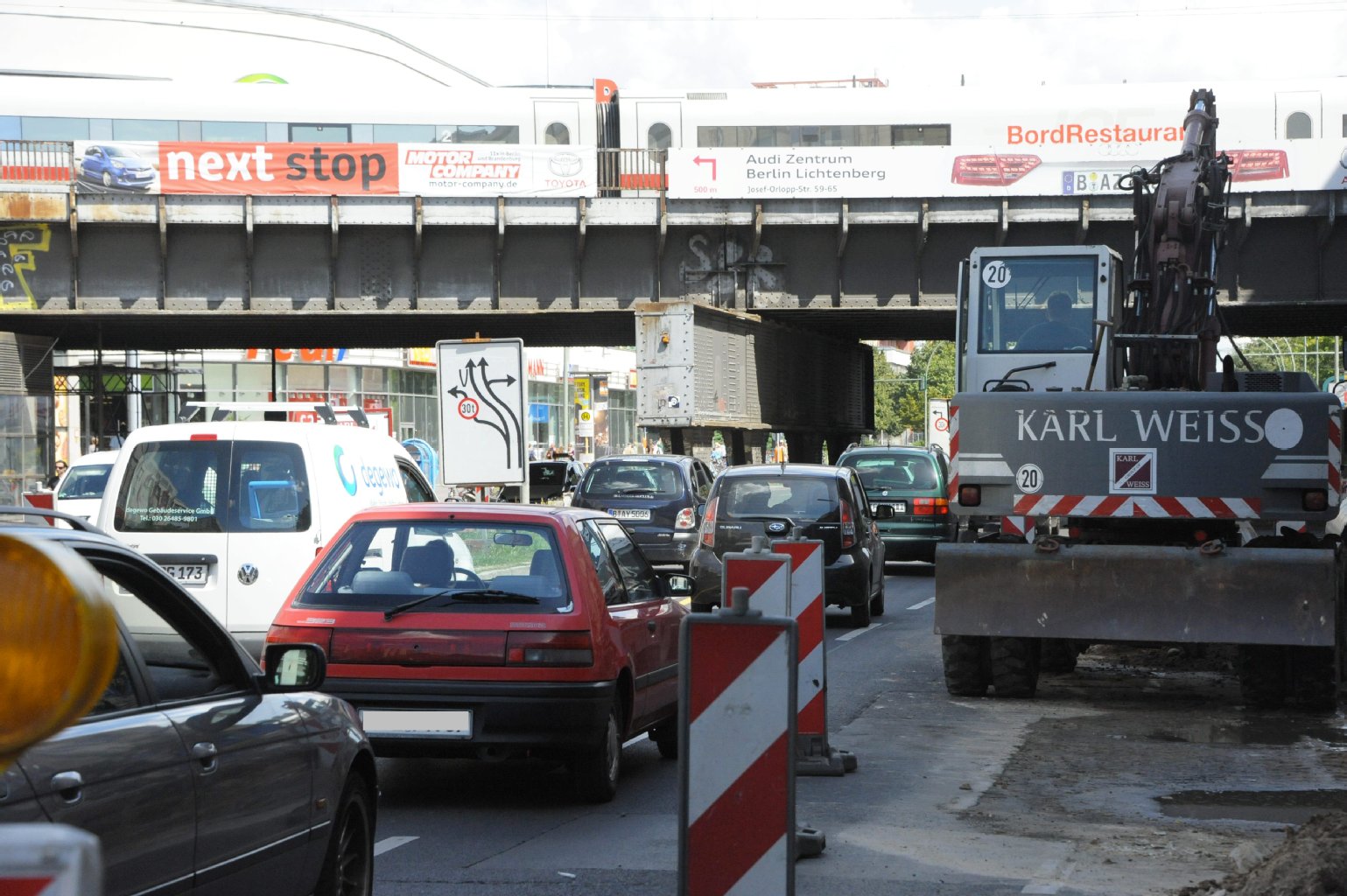 Ringcenter, Frankfurter Allee: Straßenbaumaschinen verstopfen die Frankfurter Allee, die Autos quälen sich stadtauswärts über zwei Behelfsspuren. Hier verlegen die Wasserbetriebe neue Rohre.