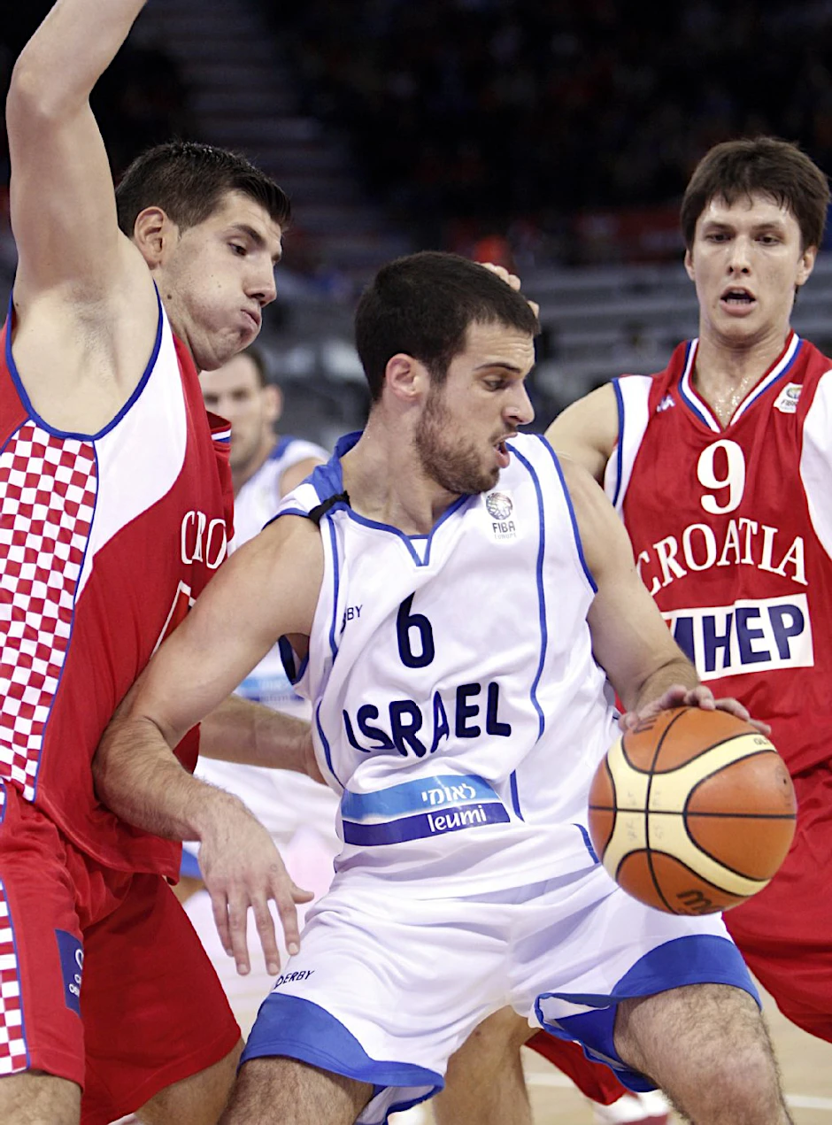 Yotam Halperin (M.) ist eine große Basketball-Nummer in Europa.
