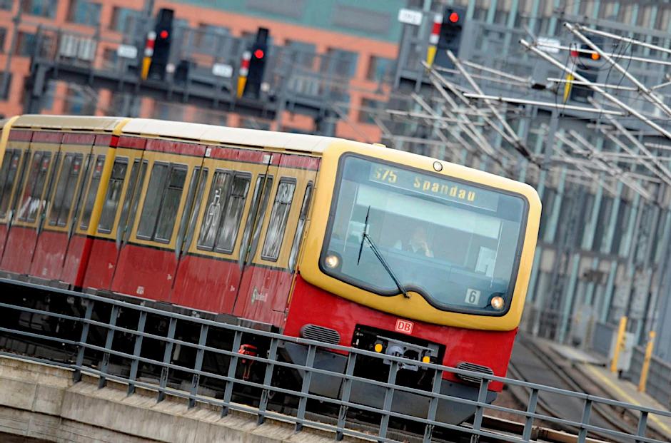 Pendelverkehr am Wochenende auf der Stadtbahn.