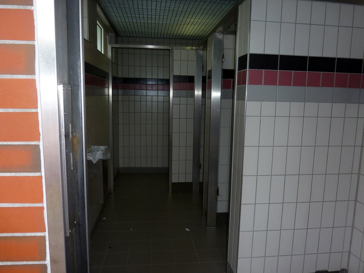 In der Damen-Toilette sind alle drei Türen verschwunden.