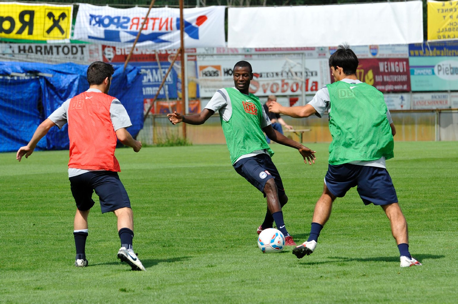 Trotz Copa und Anreise aus Argentinien haut sich Adrian Ramos gleich im ersten Training rein.