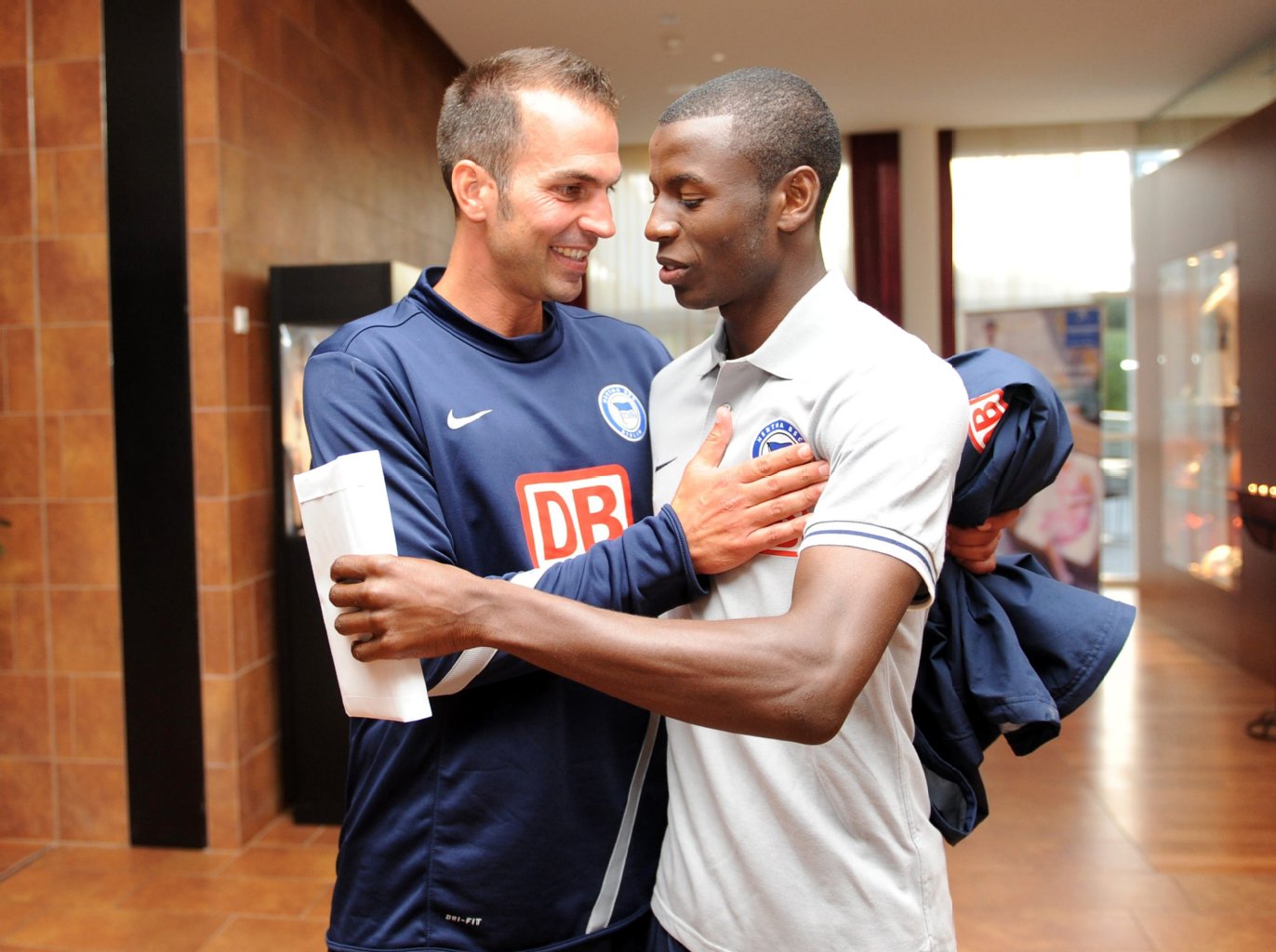 Schon, dass du wieder da bist! Hertha-Trainer Markus Babbel ist froh, dass sich Adrian Ramos gesund und munter von der Copa America zurückmeldet.