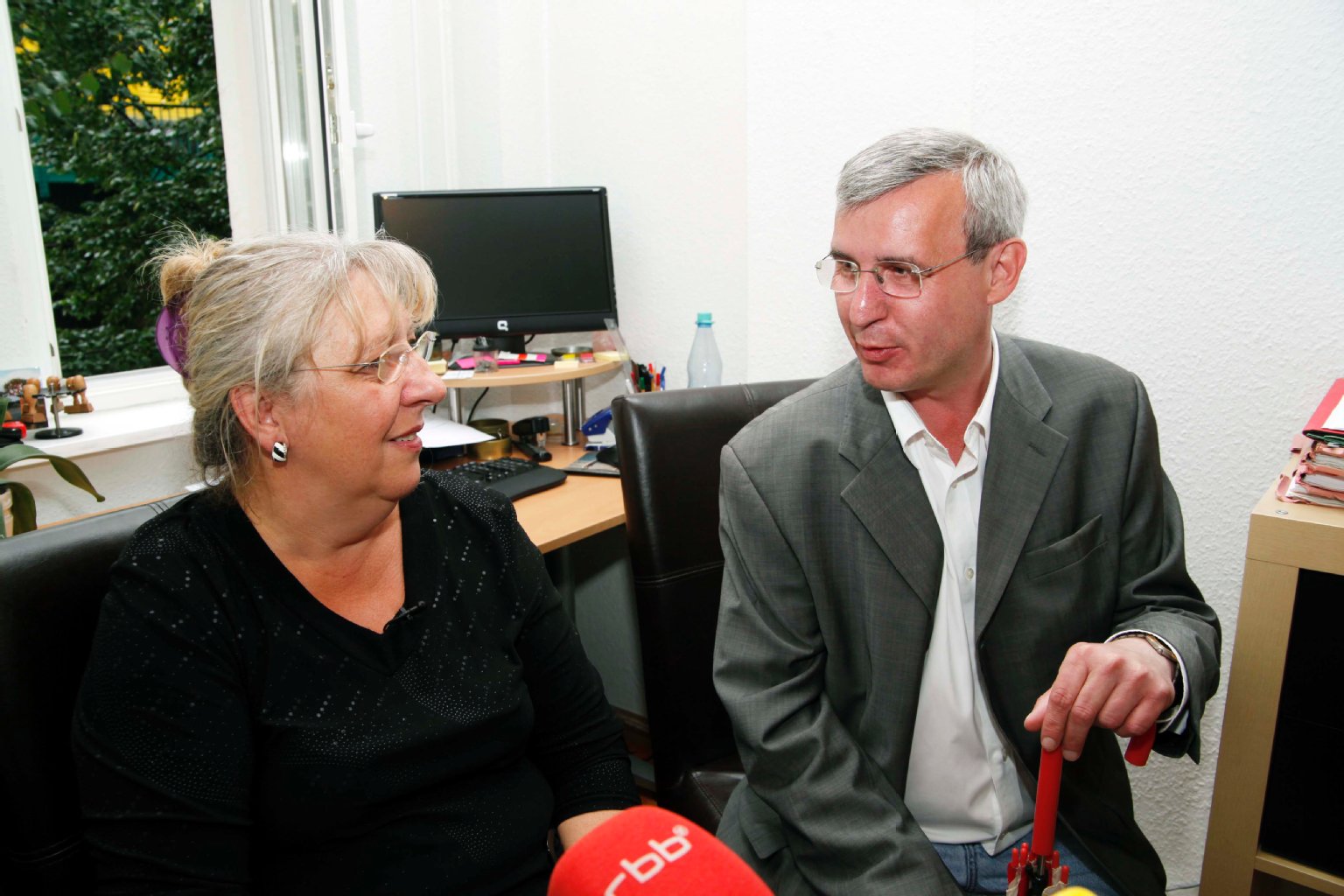 Brigitte Heinisch im Gespräch mit KURIER-Reporter Holger Schacht.